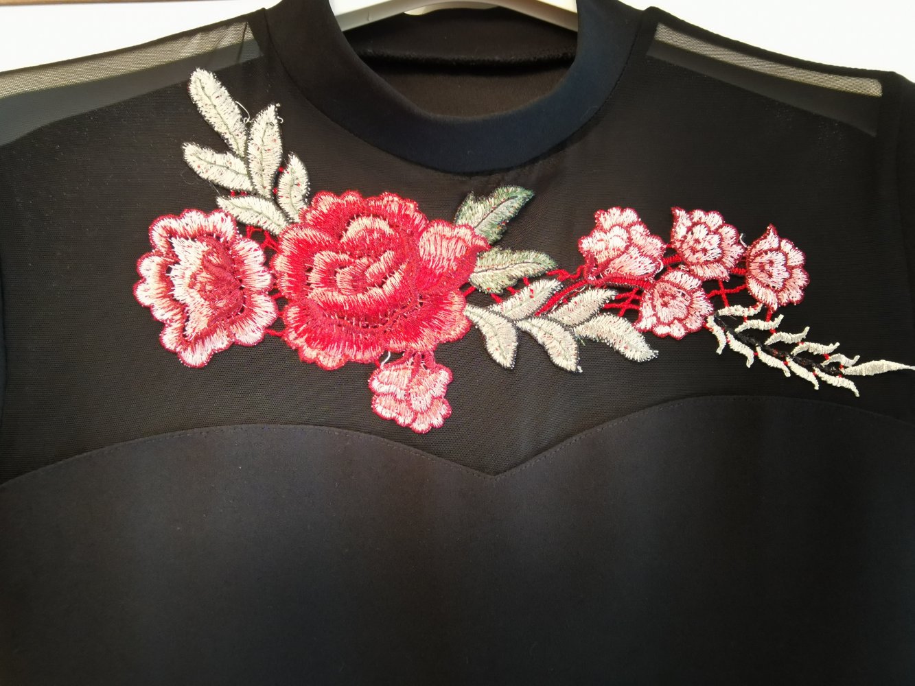 Wunderschönes Blusen-Tshirt mit Blumen-Stickerei