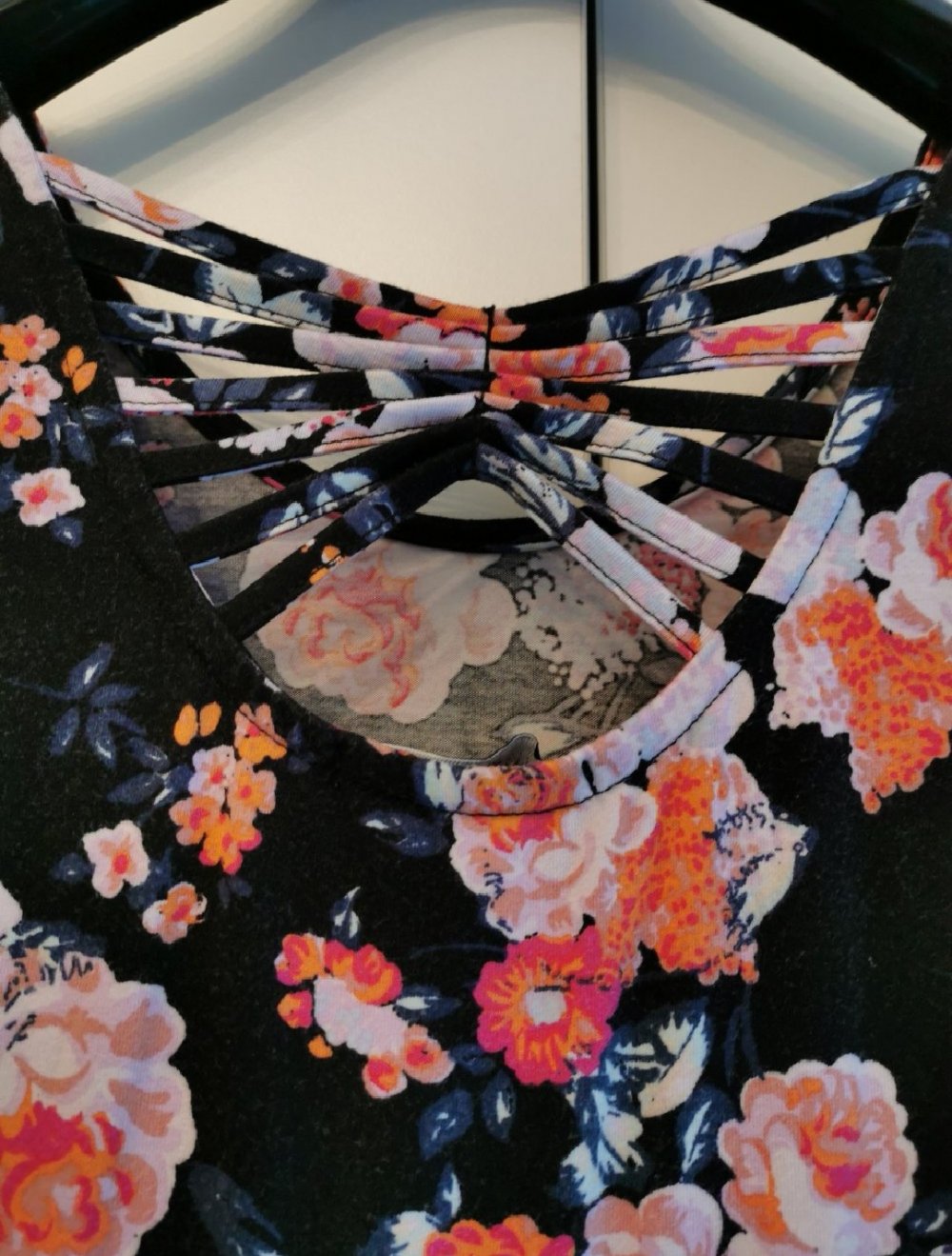 Wunderschönes Blumenkleid mit Rückenausschnitt