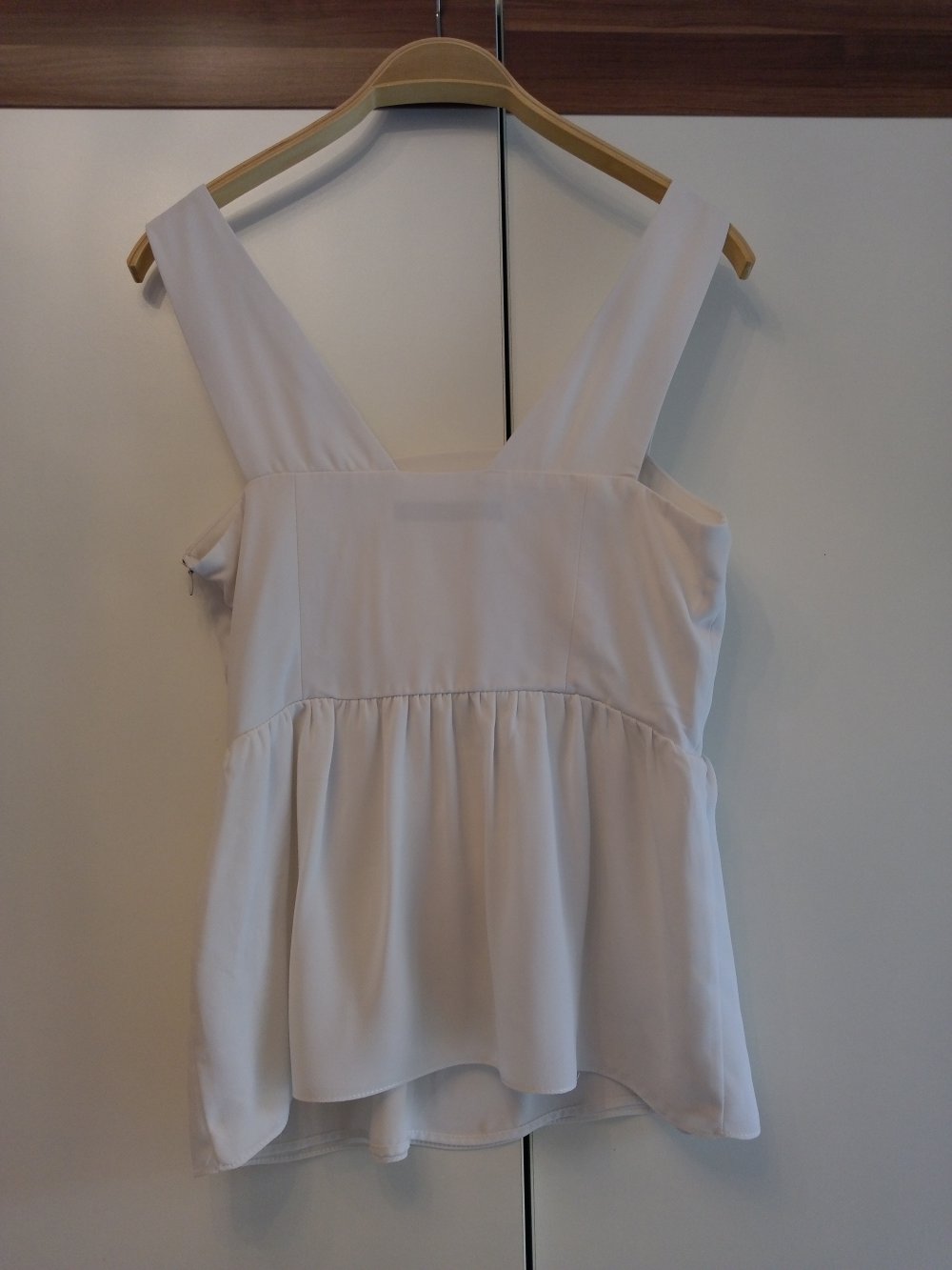 Besonderes weißes Top mit Cut-Out am Bauch von Zara