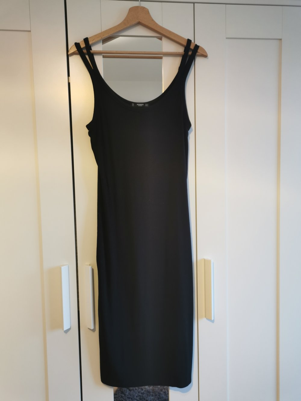 Schwarzes anliegendes Kleid von Mango