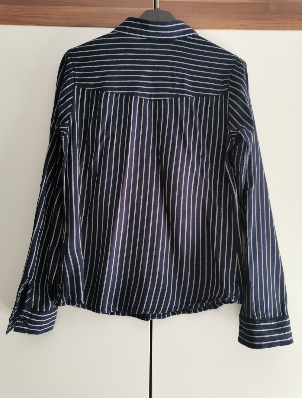 Schönes gestreiftes Hemd