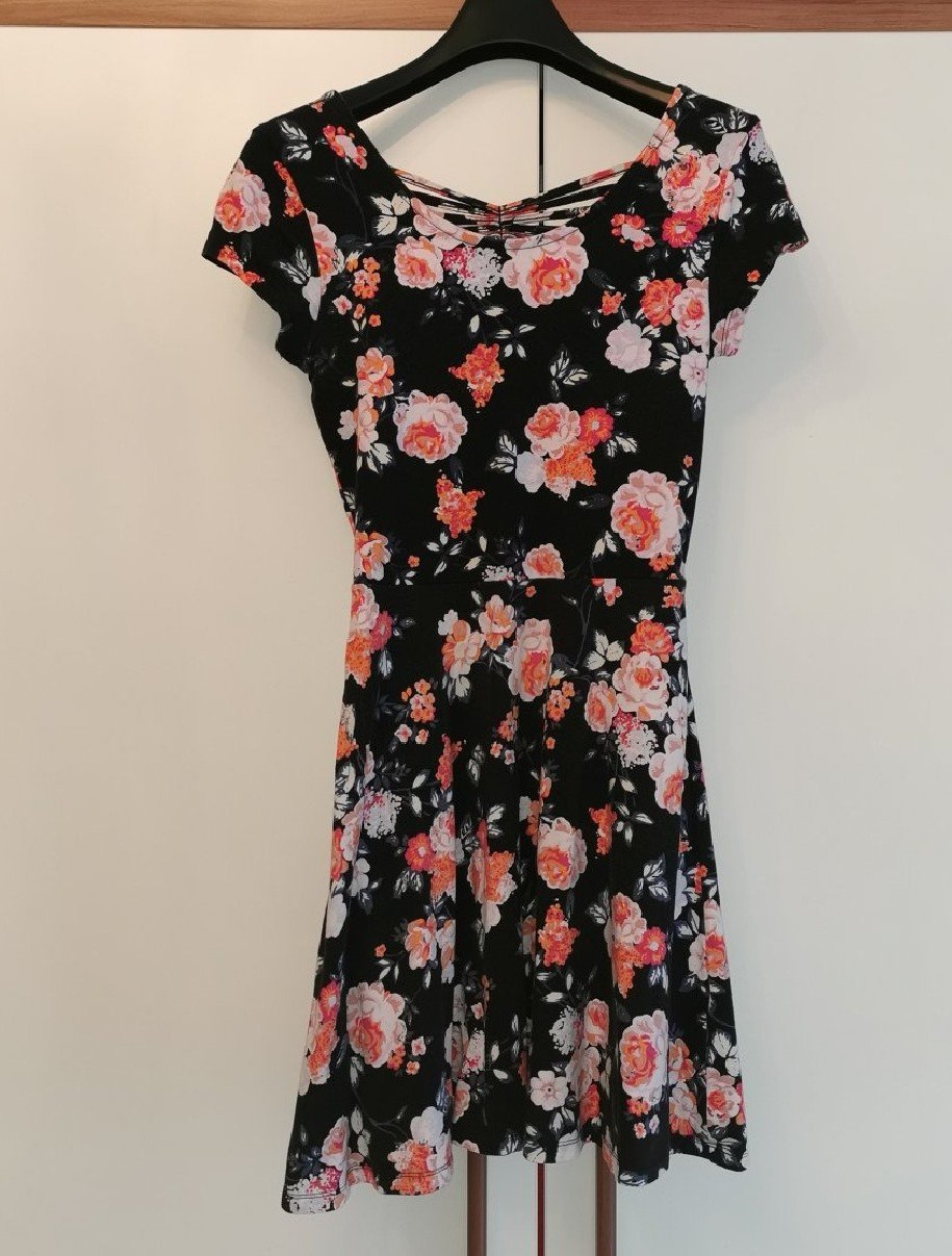 Wunderschönes Blumenkleid mit Rückenausschnitt