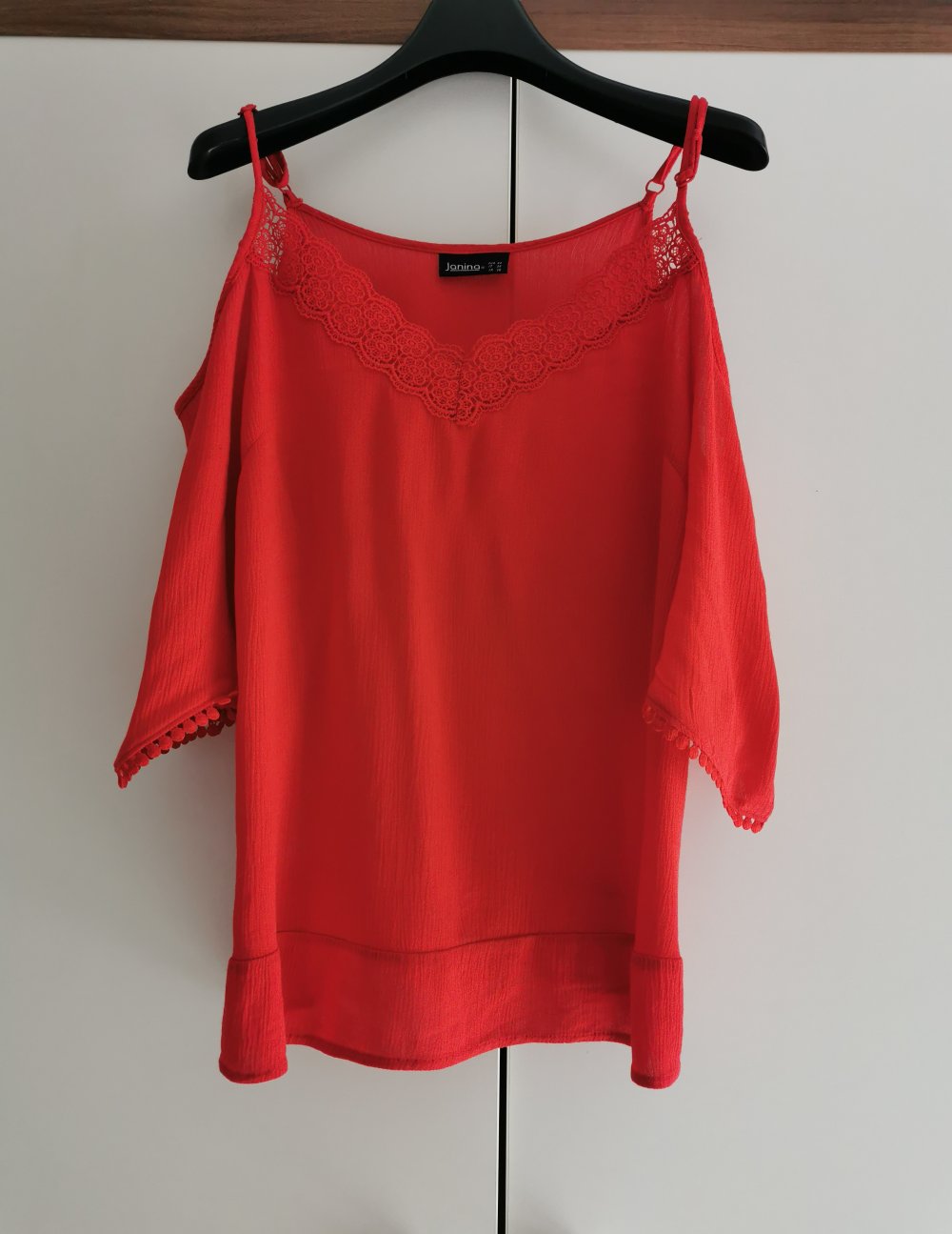 Rote Bluse mit Schulter-Cutouts