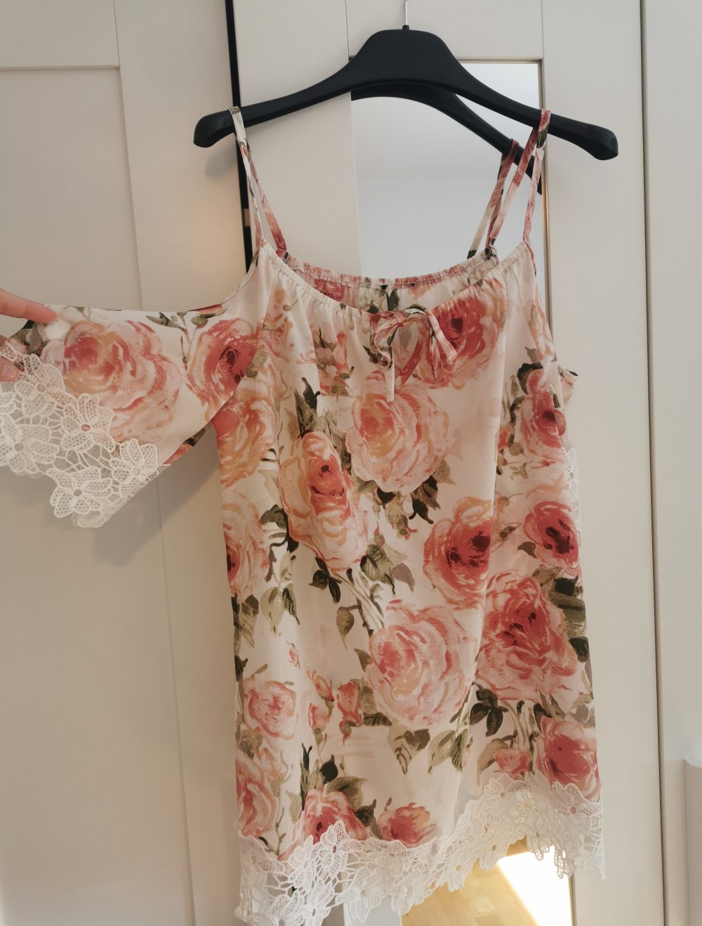 Schulterfreie Bluse mit schönem Rosenmuster