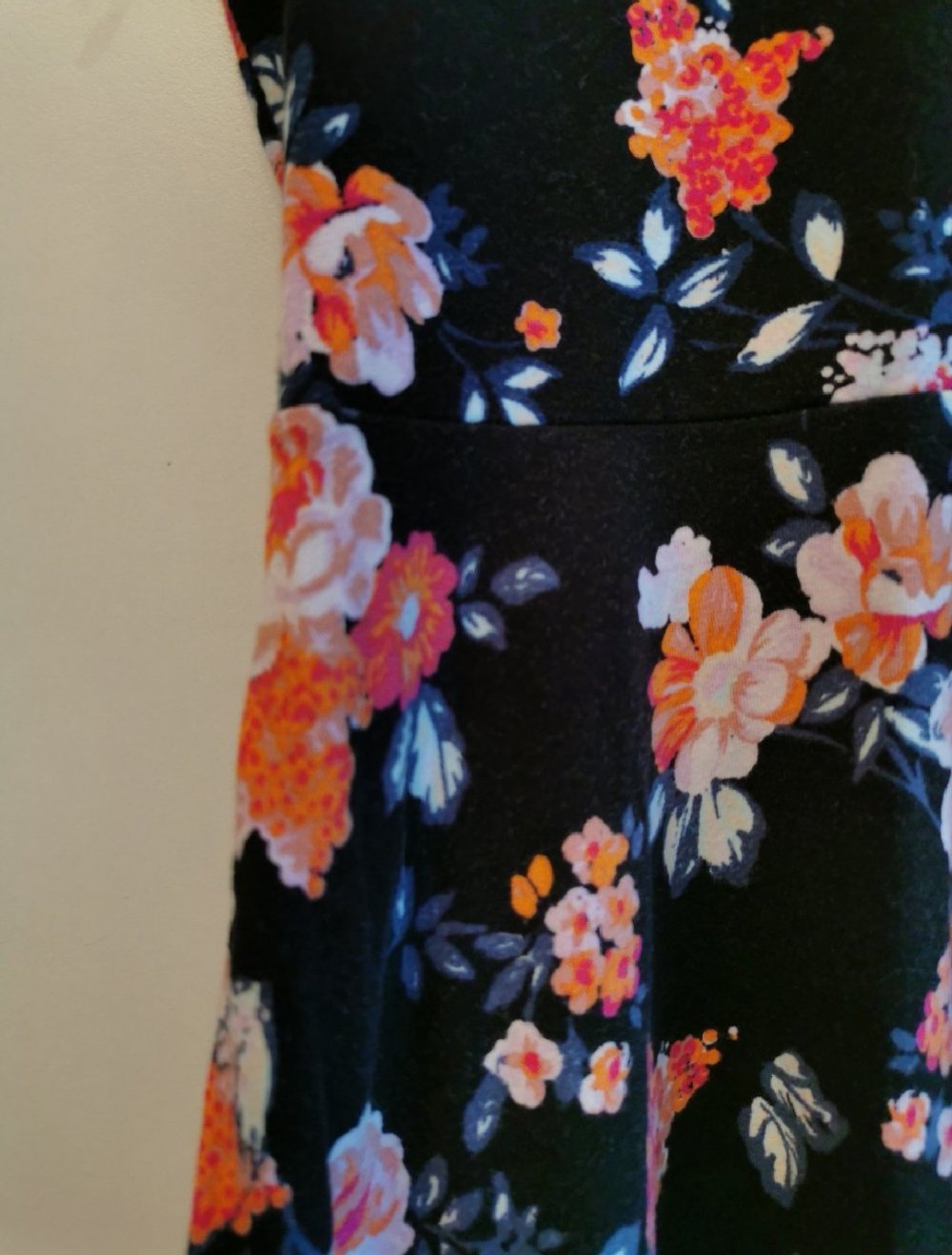 Wunderschönes Blumenkleid mit Rückenausschnitt