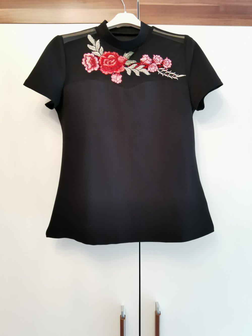 Wunderschönes Blusen-Tshirt mit Blumen-Stickerei