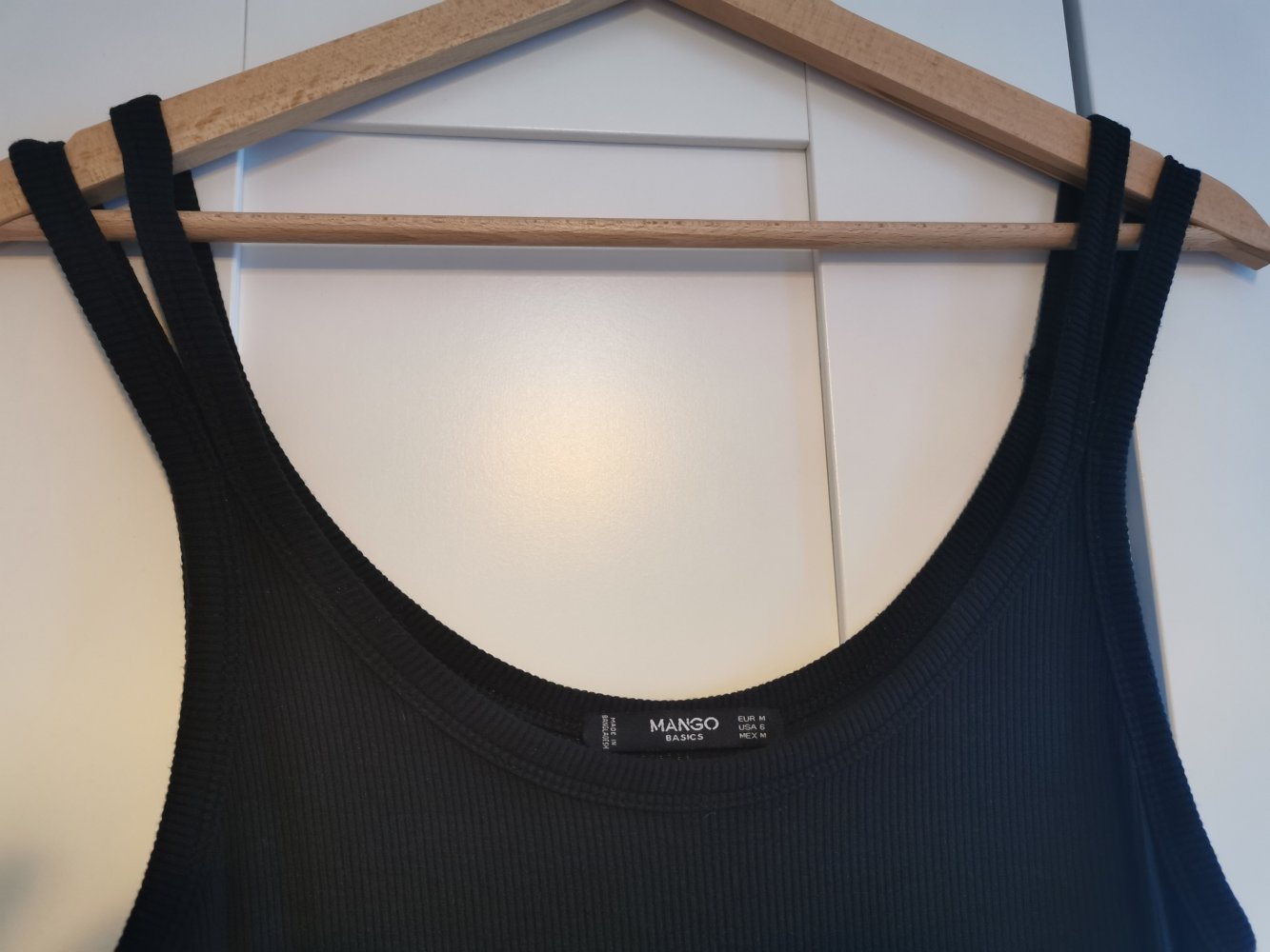 Schwarzes anliegendes Kleid von Mango