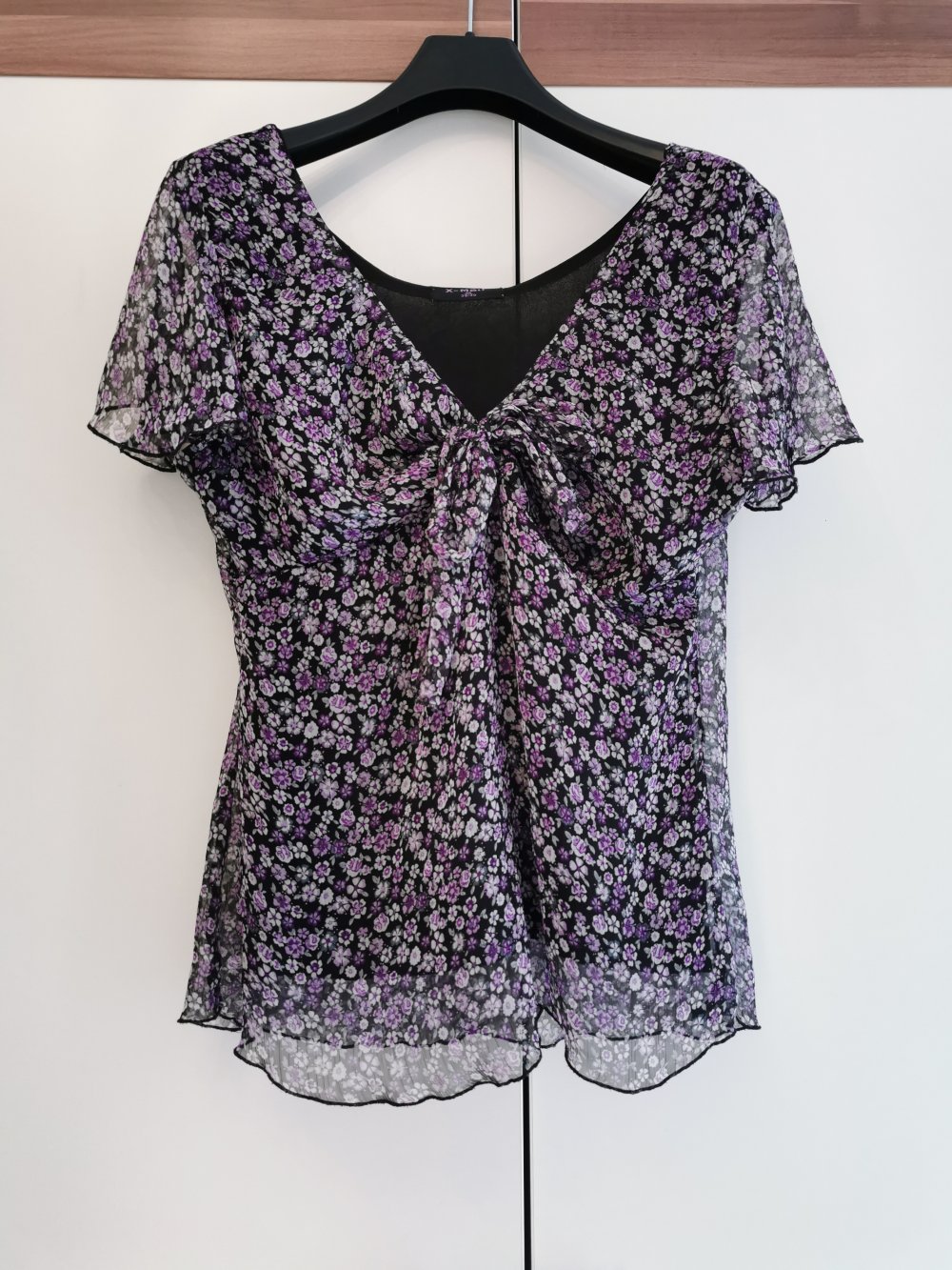 Süßes lila Blumenshirt