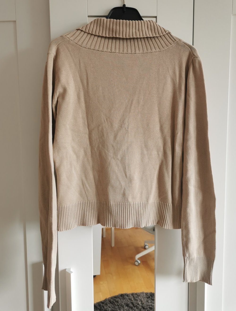 Beiger Crop-Pullover