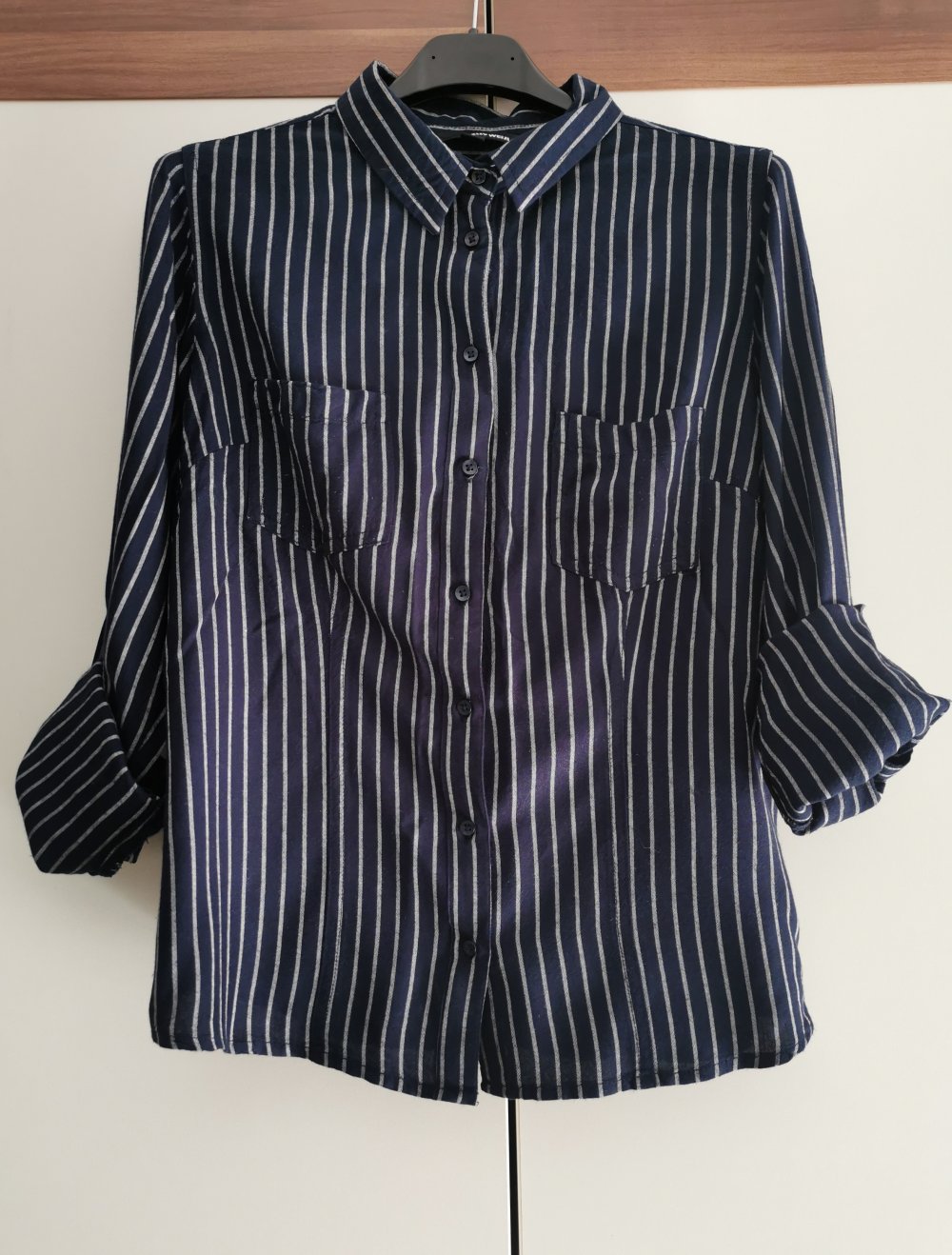 Schönes gestreiftes Hemd