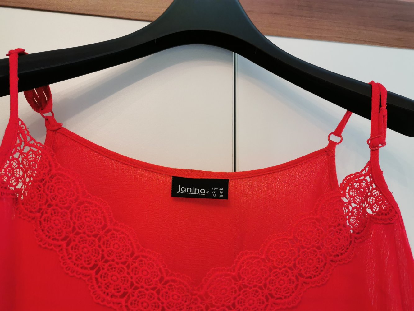 Rote Bluse mit Schulter-Cutouts