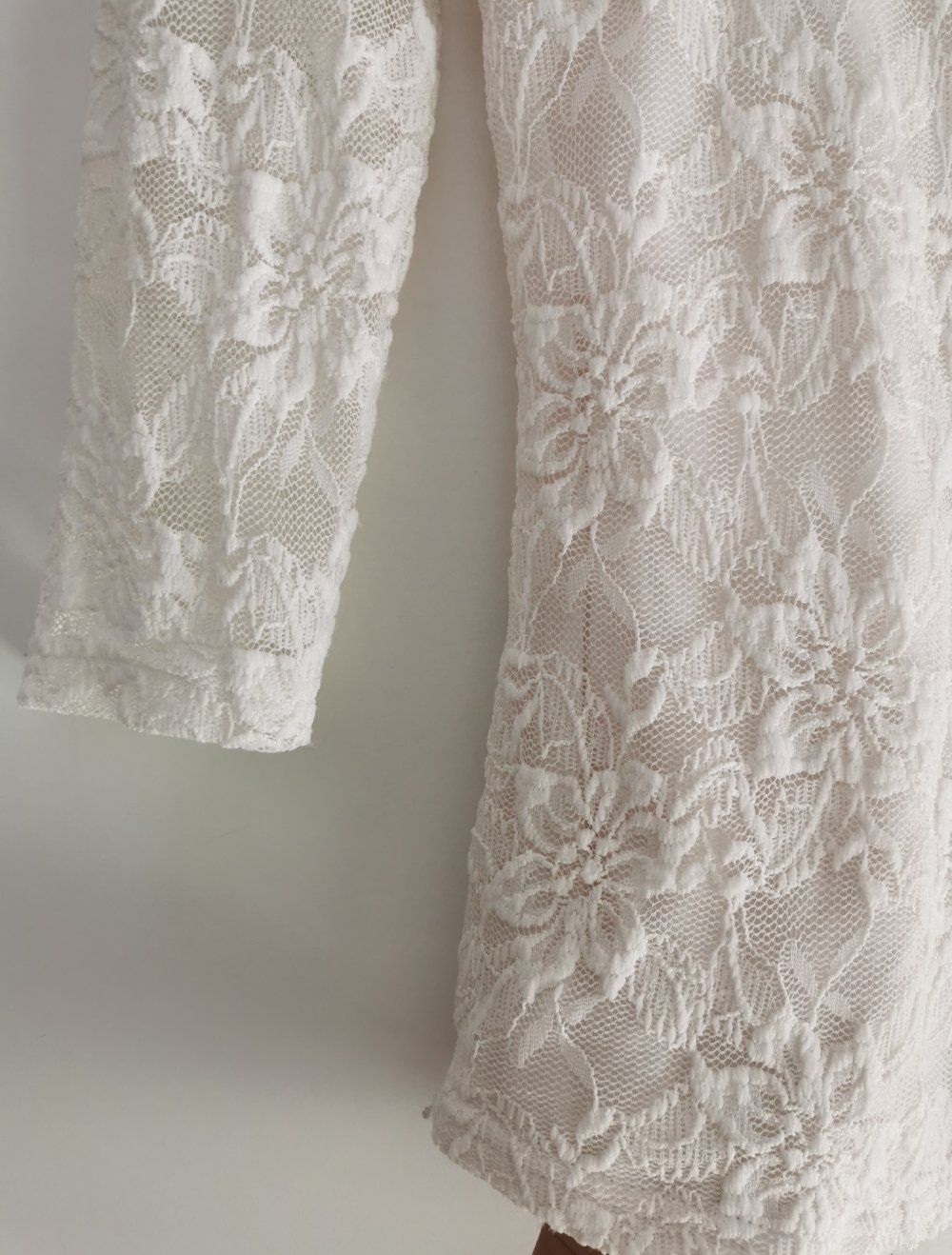 Schönes Spitzenoberteil in Weiß