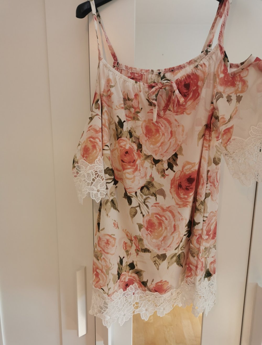 Schulterfreie Bluse mit schönem Rosenmuster