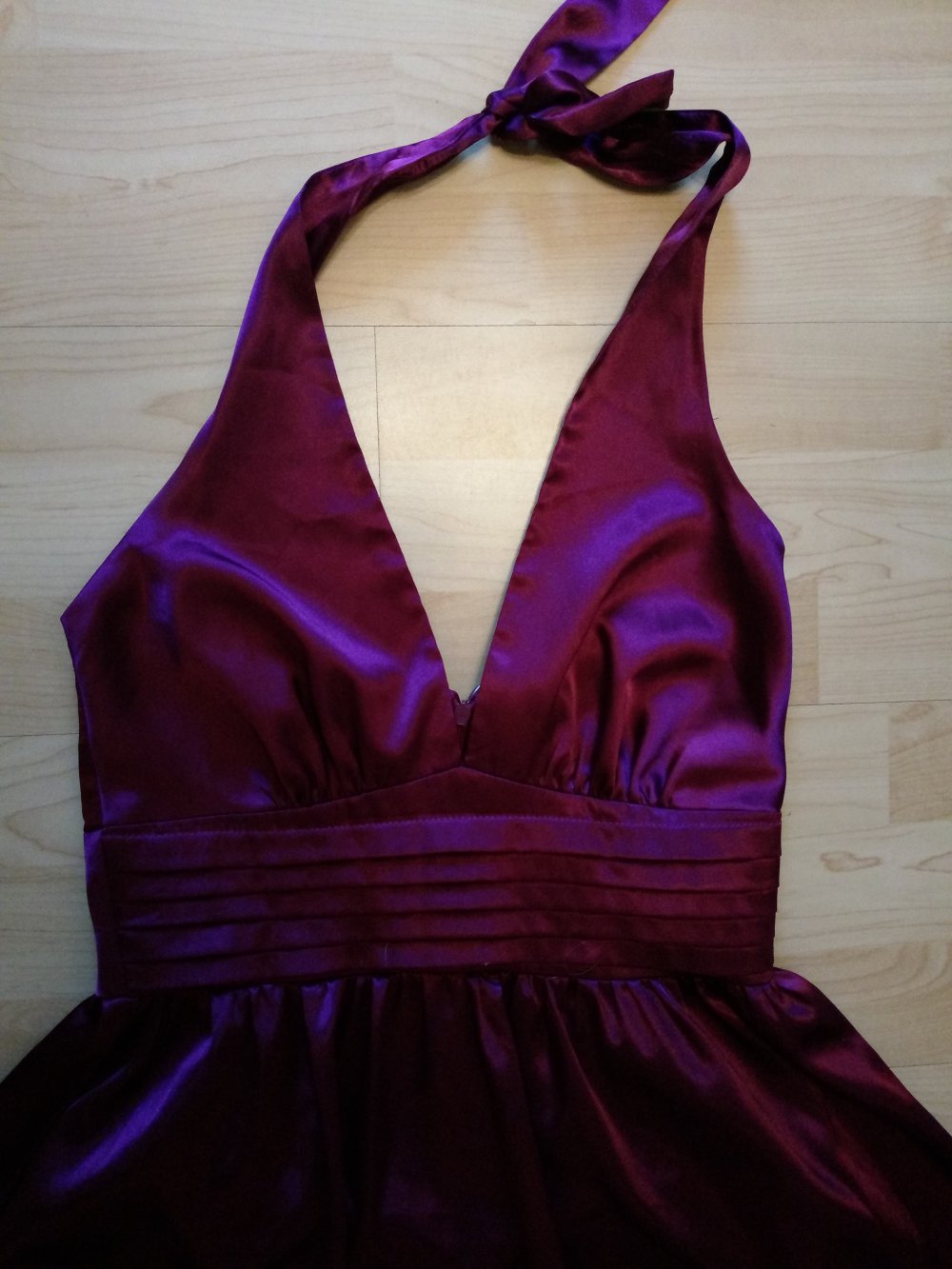 Elegantes violettes Kleid