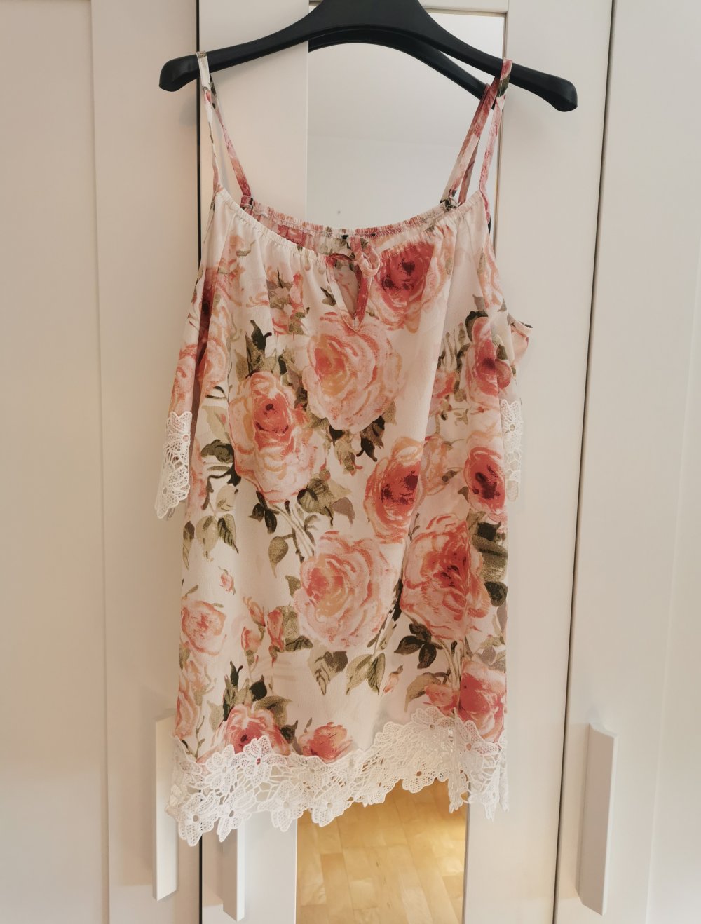 Schulterfreie Bluse mit schönem Rosenmuster