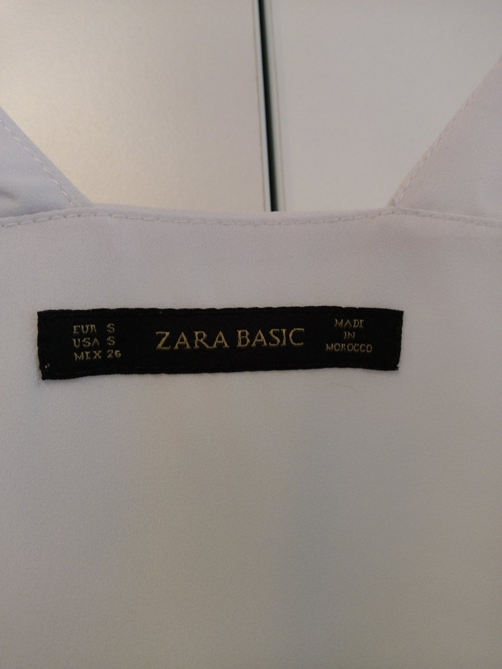 Besonderes weißes Top mit Cut-Out am Bauch von Zara