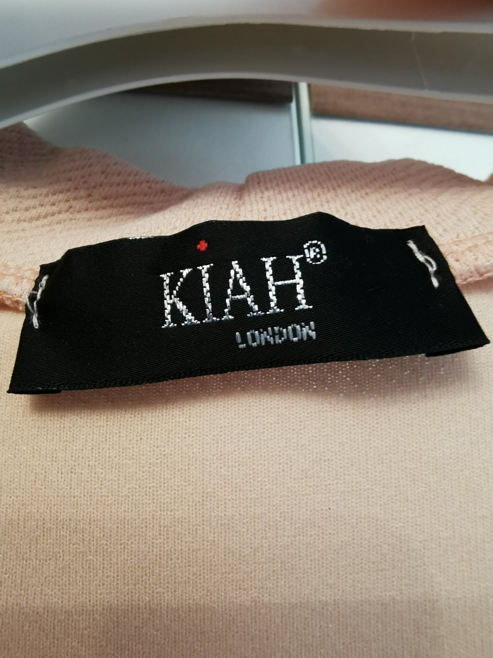 Schönes, schulterfreies Kleid in Rosa