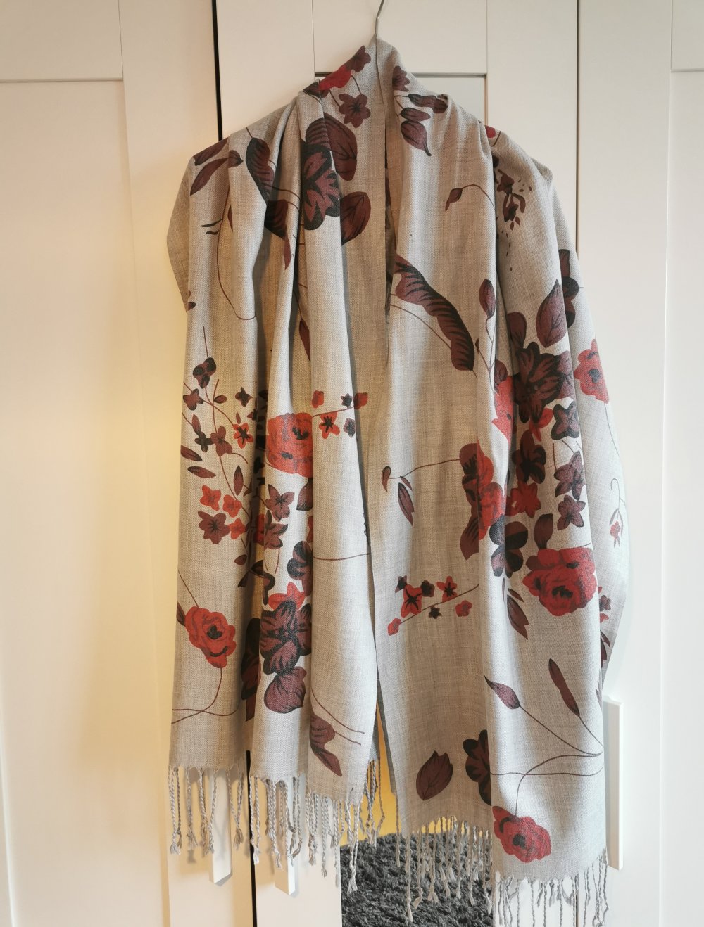 Grauer Schal mit schönem Blumenmuster