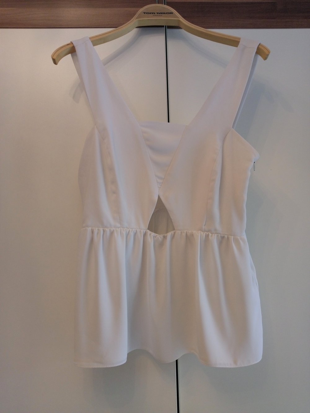 Besonderes weißes Top mit Cut-Out am Bauch von Zara