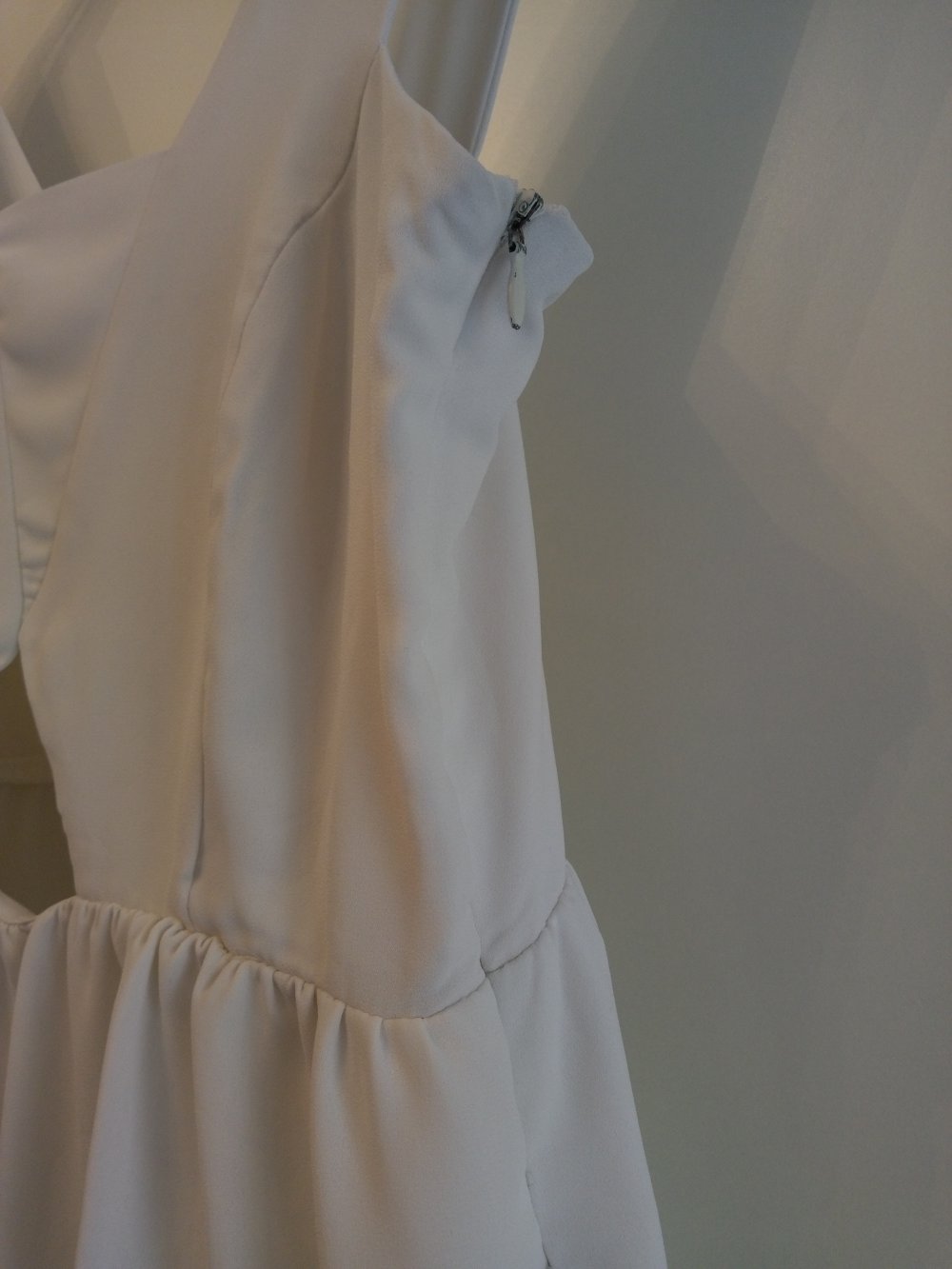 Besonderes weißes Top mit Cut-Out am Bauch von Zara