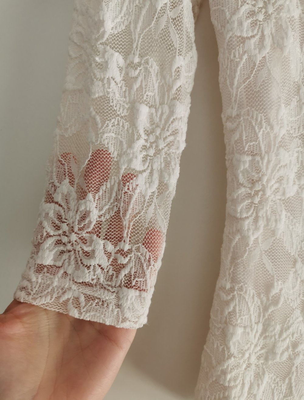 Schönes Spitzenoberteil in Weiß