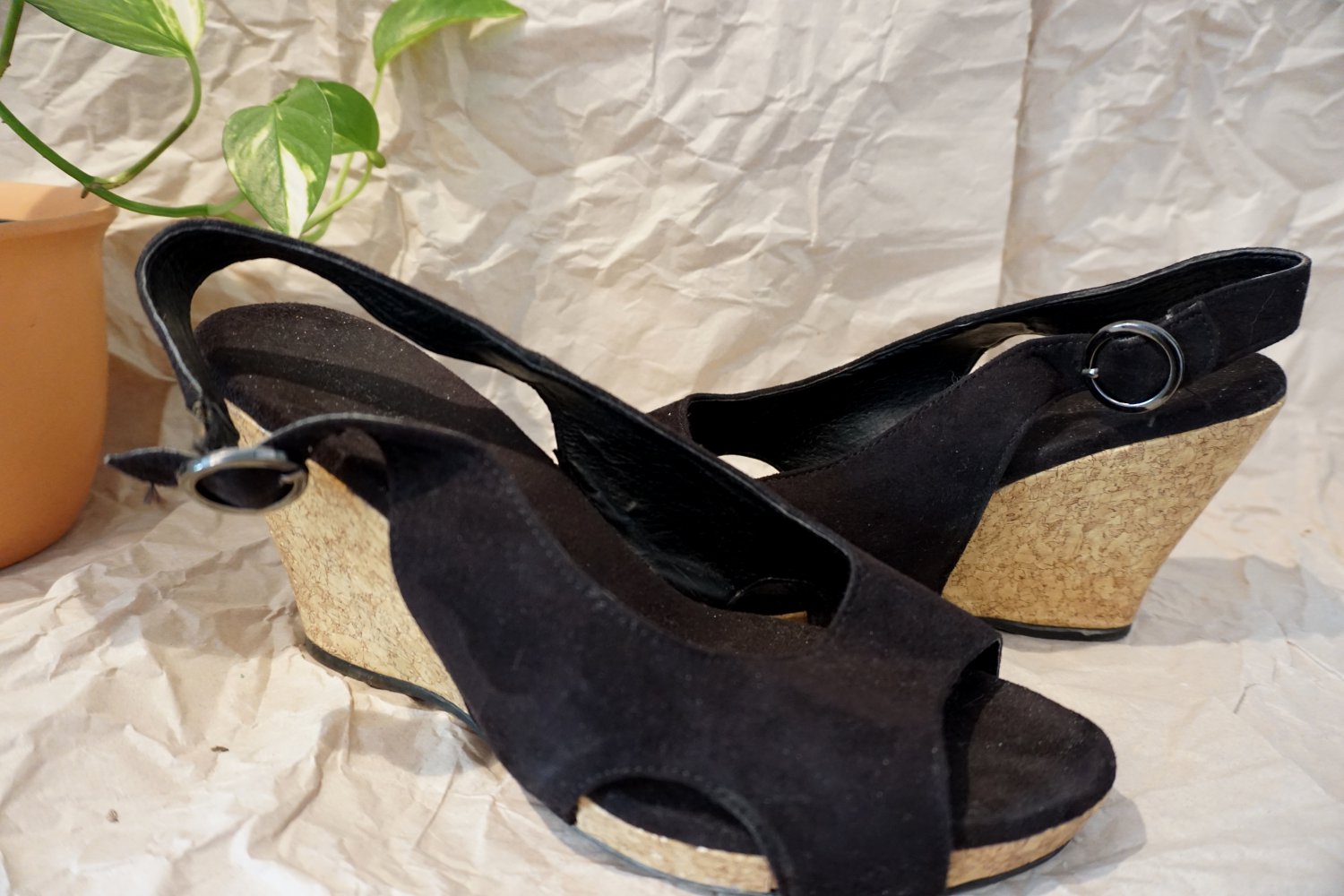 schwarze Keilabsatz-Sandalen