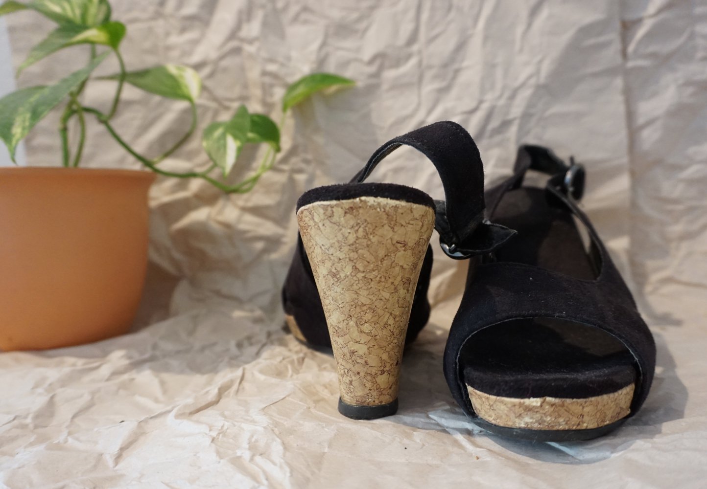 schwarze Keilabsatz-Sandalen