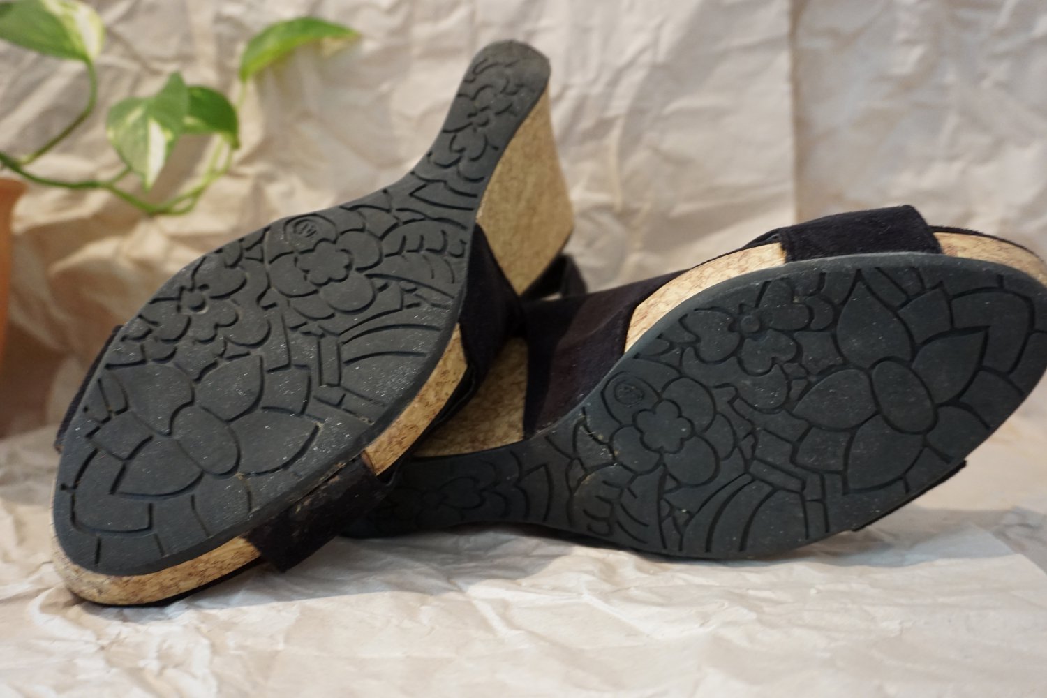 schwarze Keilabsatz-Sandalen