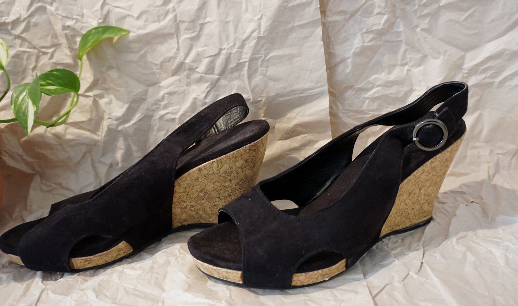 schwarze Keilabsatz-Sandalen