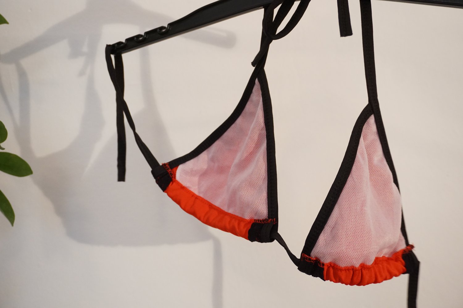 roter Bikini mit schwarzer Spitze