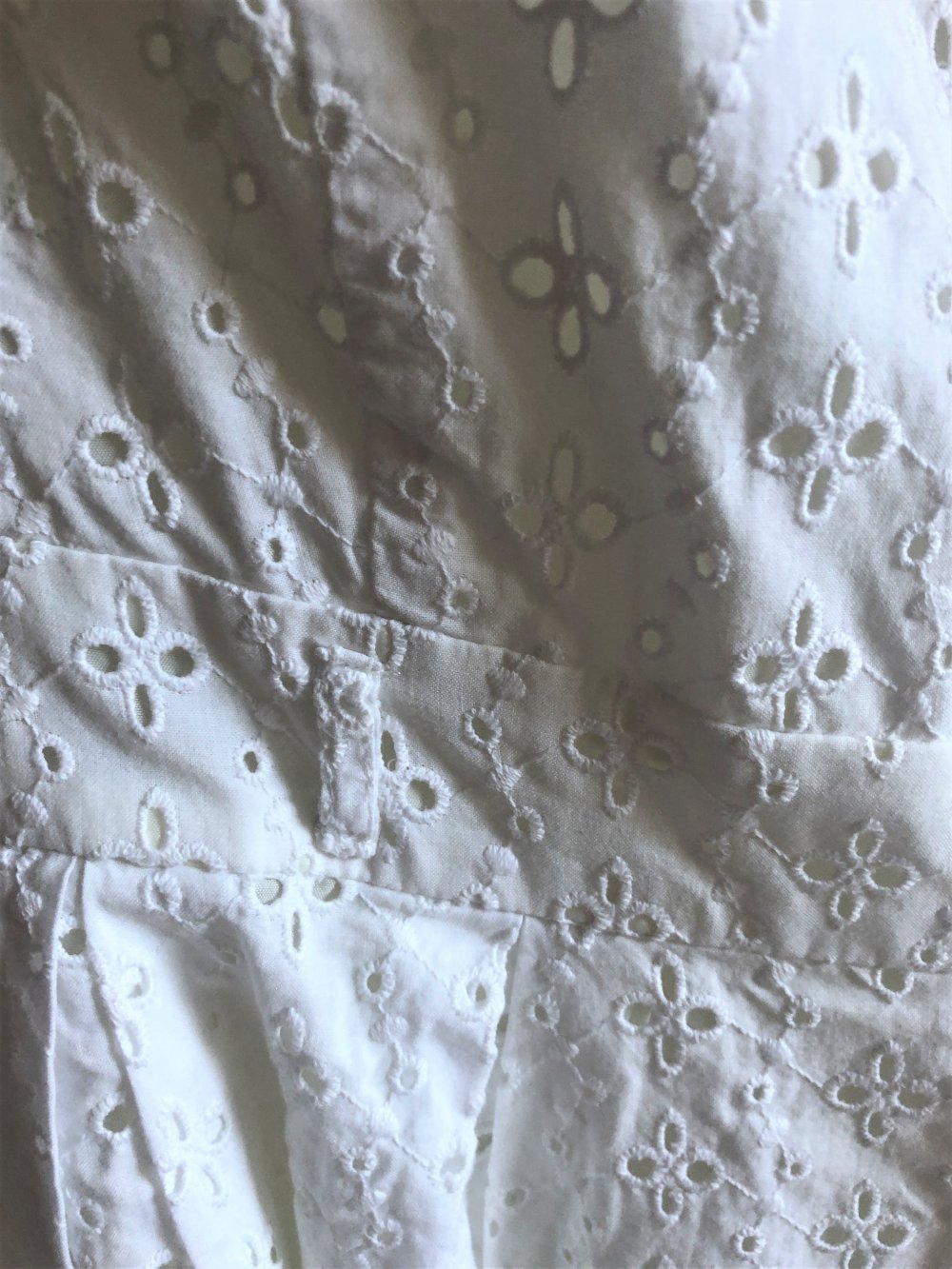 Weißes Sommerblumenkleid