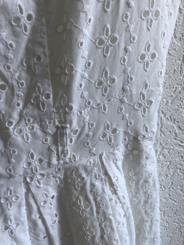 Weißes Sommerblumenkleid