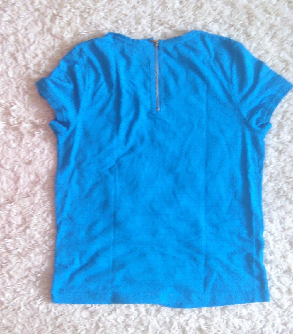 Blaues Löcher-Shirt mit goldenem Reißverschluss am Nacken