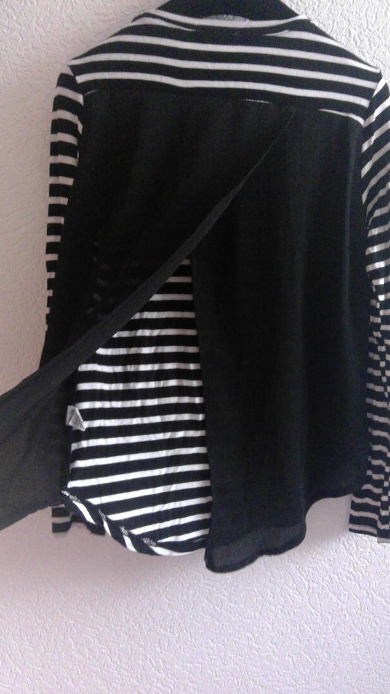 Gestreiftes Oberteil mit Rückenschlitzdetail