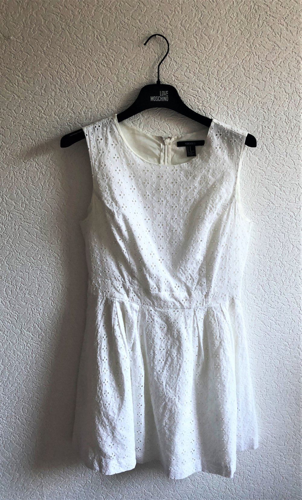 Weißes Sommerblumenkleid