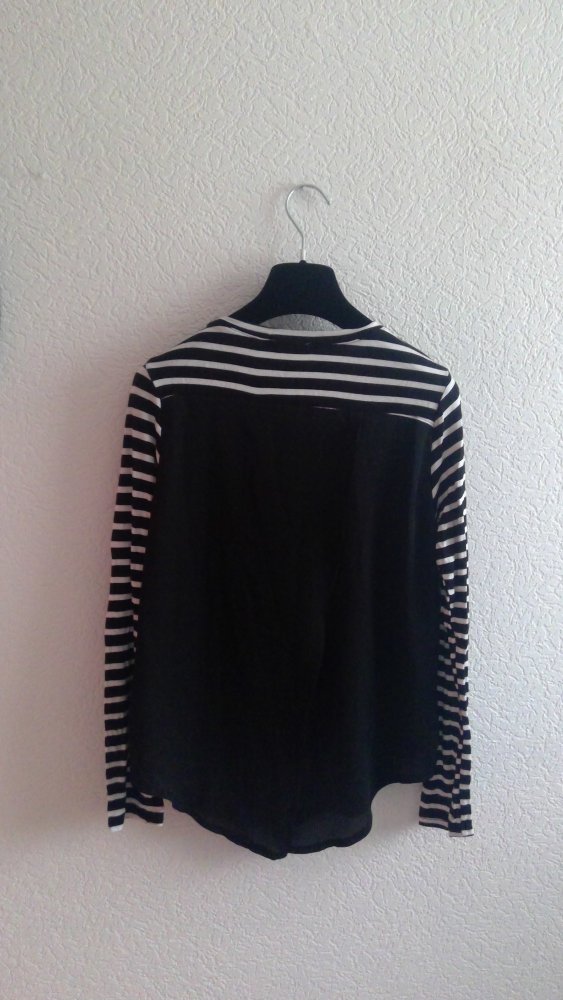 Gestreiftes Oberteil mit Rückenschlitzdetail