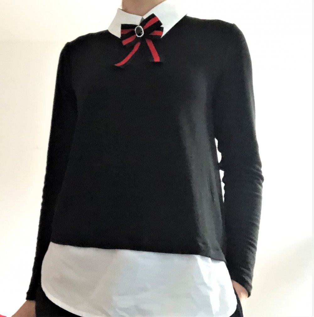 Schwarzer Pulli mit eingenähten Blusendetails