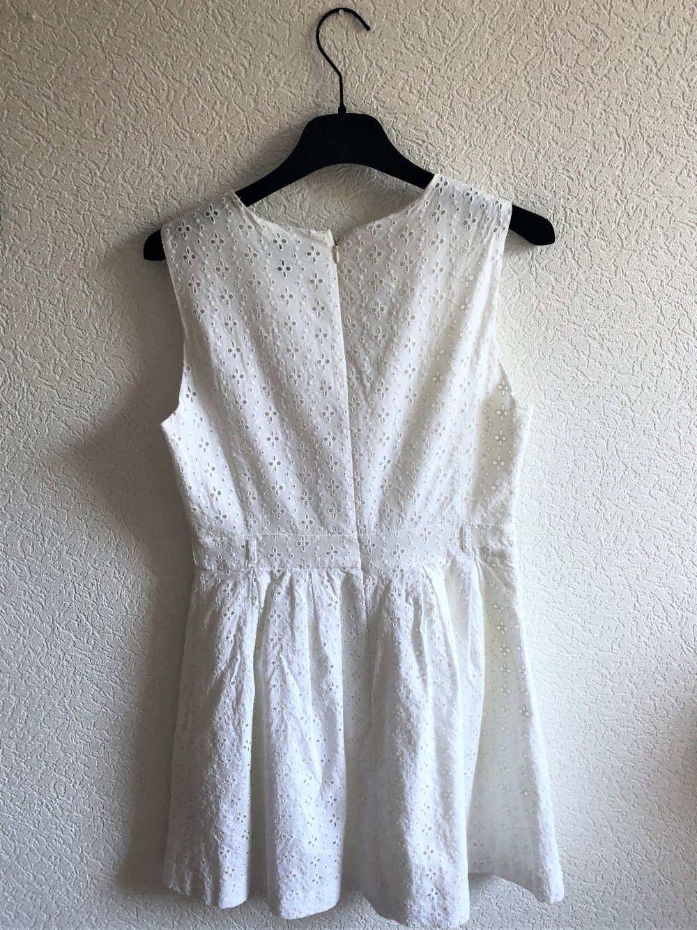 Weißes Sommerblumenkleid