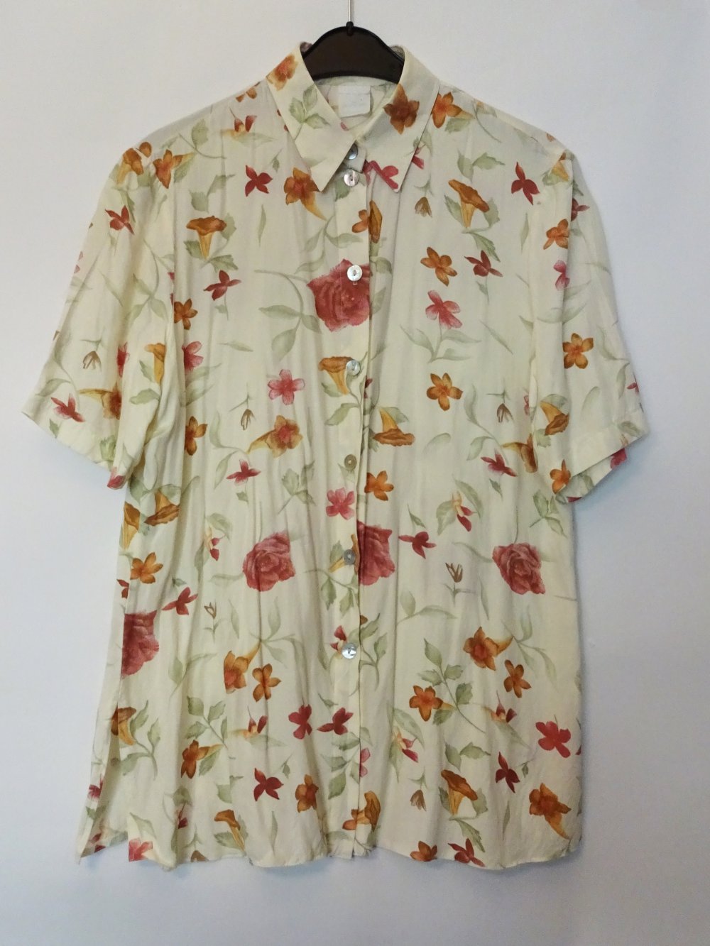 Beige Vintage Hemdbluse aus den 80er Jahren mit floralem Muster Blumen Kurzarm Gr. M Gr. 40 Gr. 42 Gr. 40/42