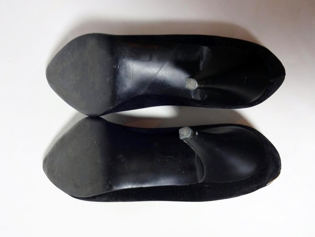 Schwarze Pumps mit Goldapplikation England UK Vintage 90er Wildleder Gr. 5 Gr. 38 Gr. 38 1/2