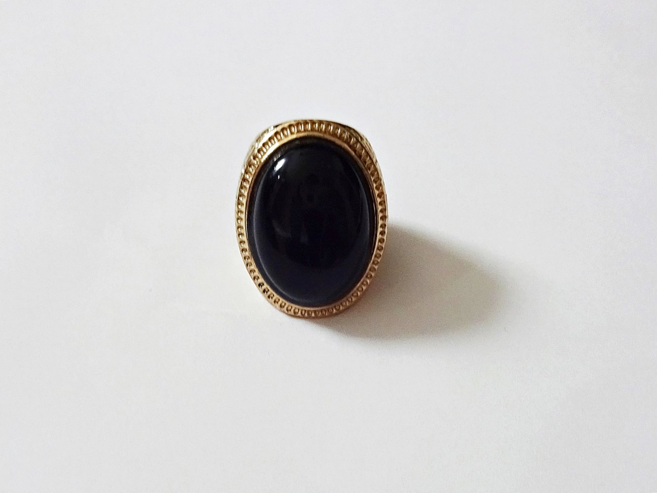 Goldener Ring mit großem schwarzen Stein Statement Ring