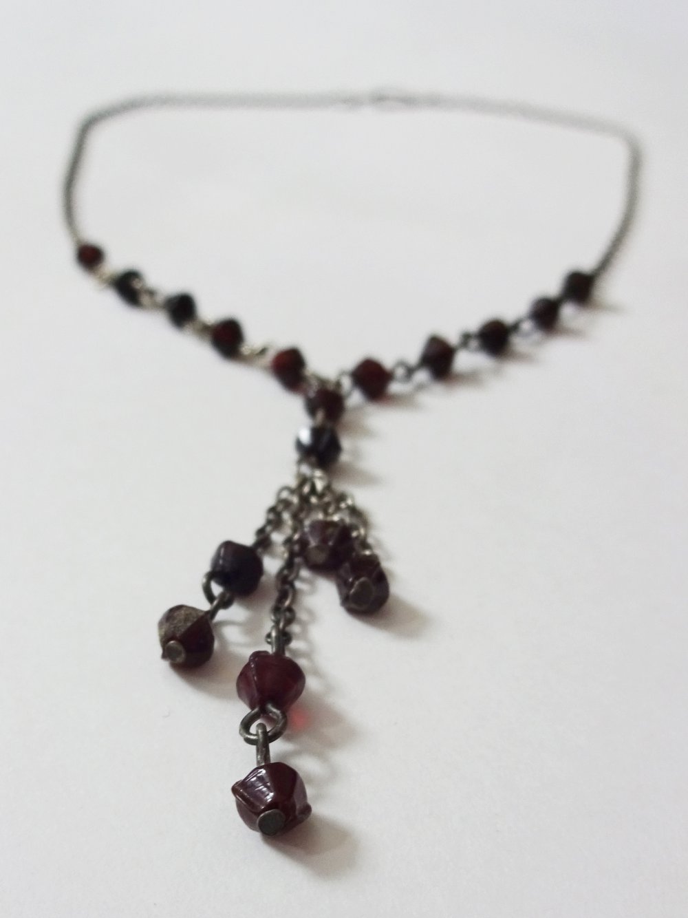 Filigrane Kette mit dunkelroten Steinen Vintage 90er Bordeaux Bordeauxrot Y-Kette