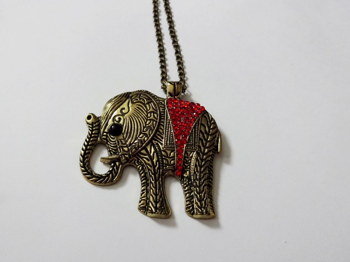 Lange Kette mit Elefantenanhänger und roten Glitzersteinen Altgold