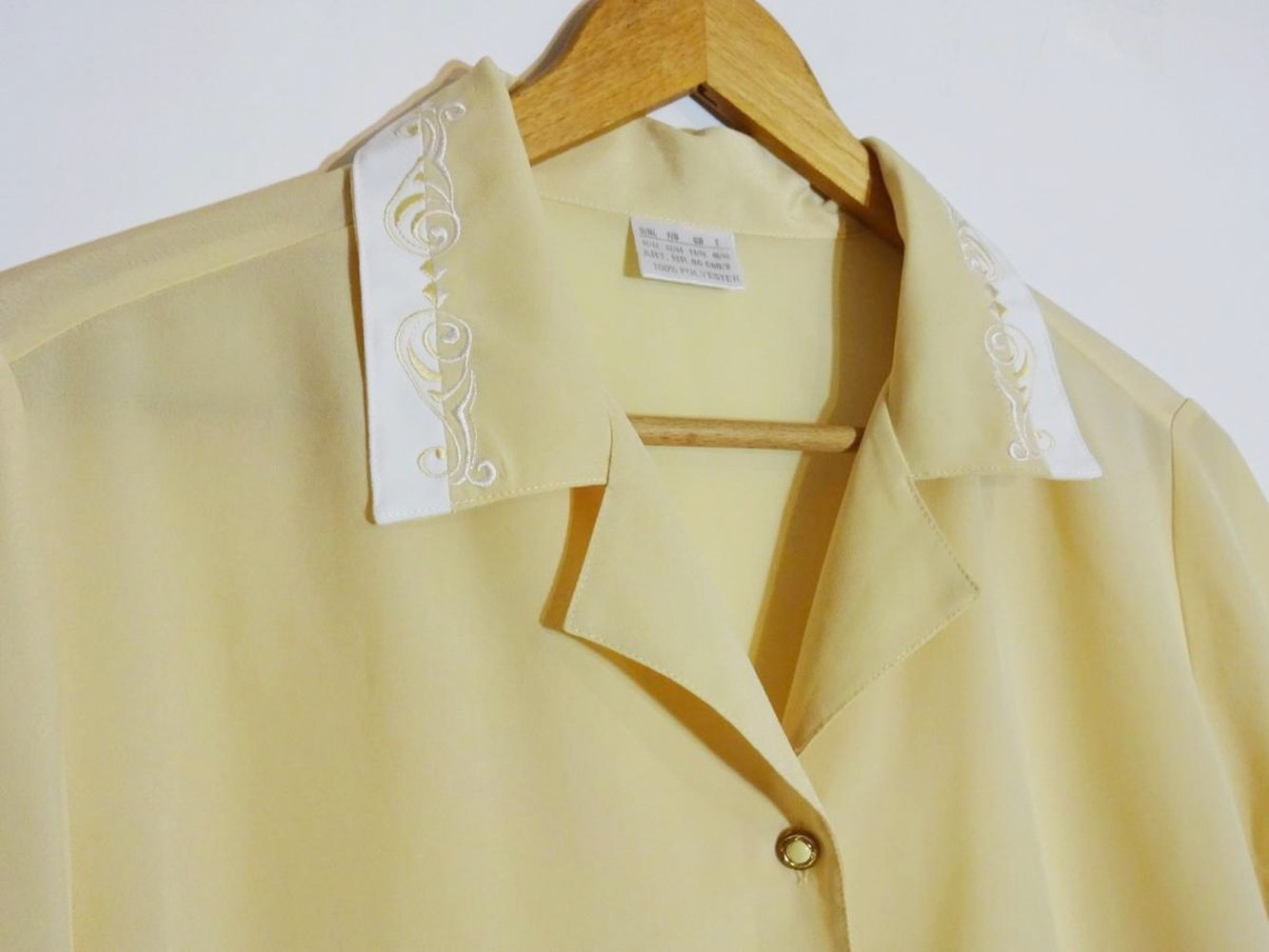 Gelbe Bluse mit Stickerei am Kragen 80er Vintage Pastell Gr. M Gr. L