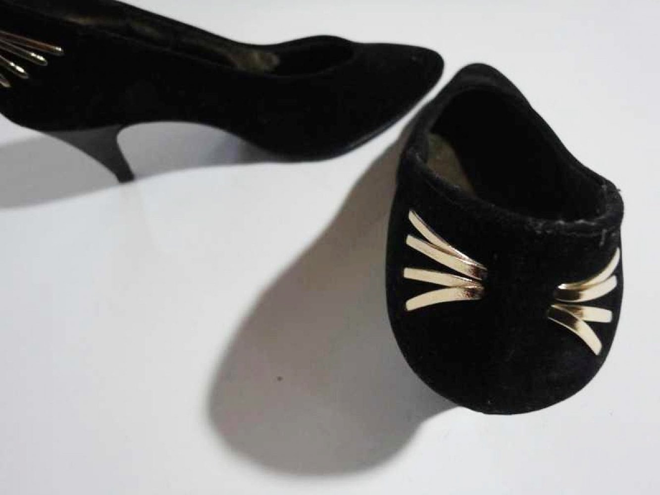 Schwarze Pumps mit Goldapplikation England UK Vintage 90er Wildleder Gr. 5 Gr. 38 Gr. 38 1/2