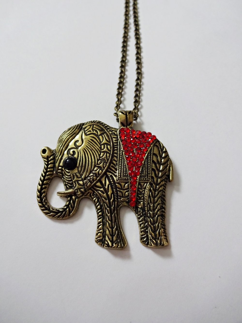 Lange Kette mit Elefantenanhänger und roten Glitzersteinen Altgold