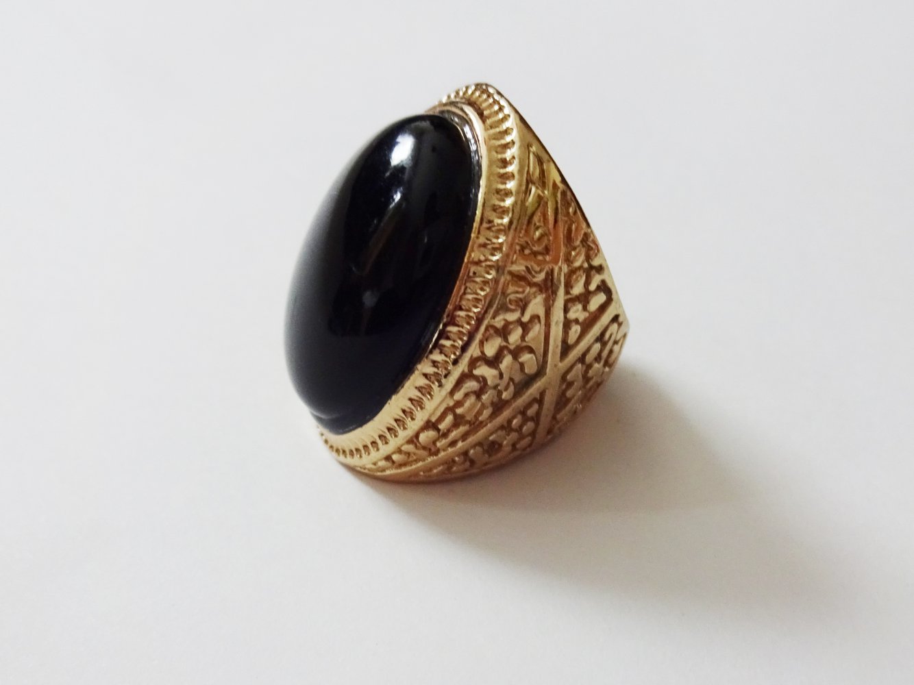Goldener Ring mit großem schwarzen Stein Statement Ring