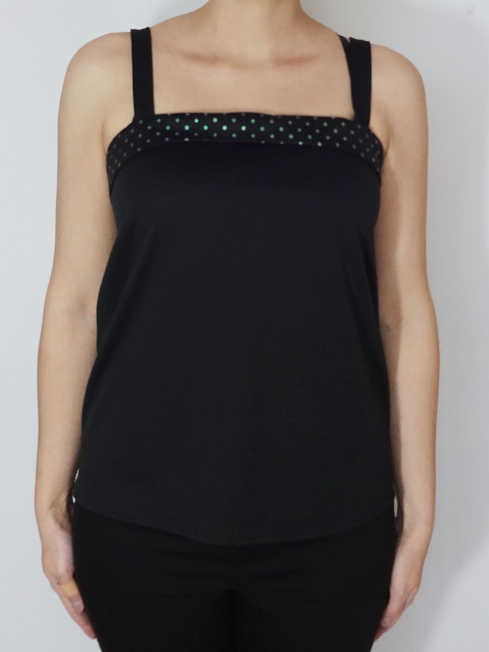 Schwarzes Partytop mit Tupfen Gr. 40 Gr. M
