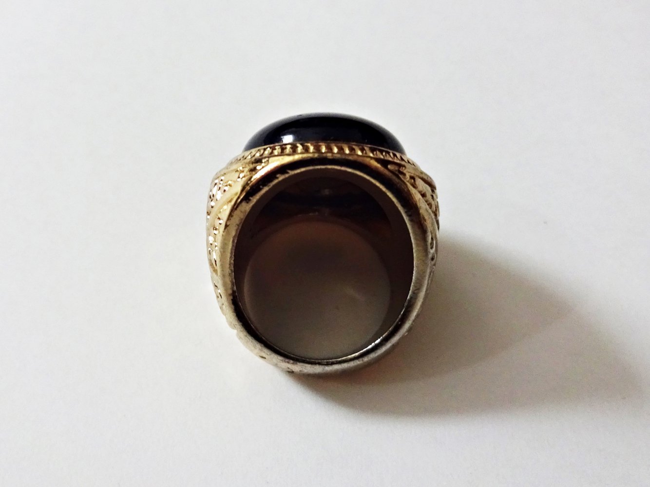 Goldener Ring mit großem schwarzen Stein Statement Ring