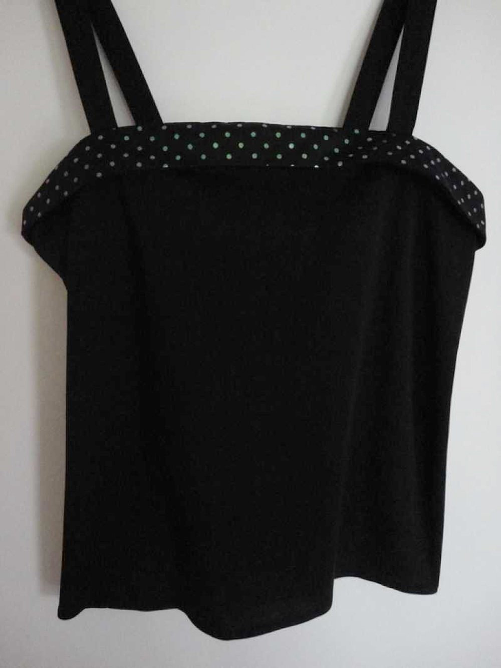 Schwarzes Partytop mit Tupfen Gr. 40 Gr. M